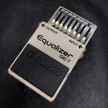 7バンド・イコライザーをコントロールし100Hzから6.4kHz間をブースト・カット可能。積極的な音づくりに、ノイズ・カットやハウリング対策にも効果的。レベル・コントロールは音質を最優先の独立アンプ方式。BOSS GE-7 1981年製 MADE IN JAPAN 黒ラベル ACA電源買い取らせていただきました。