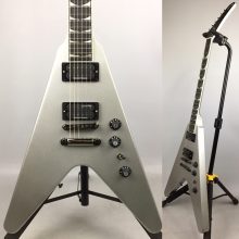 メガデスのギタリストであるデイヴ・ムステインのシグネチャーモデル！ ラウドミュージックに向けた”力強いサウンド”のフライングVです。 Gibson Dave Mustaine Flying V EXP Silver Metallic 2022年製 買い取らせていただきました。